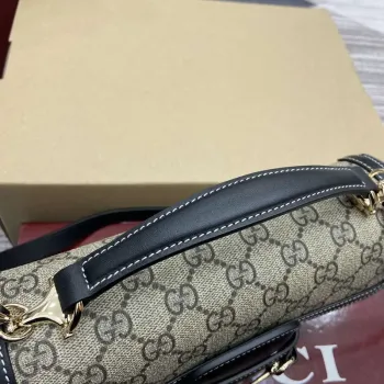 Gucci 815206 Gucci Horsebit 1955 Soft Small Top Handle Bag s černými koženými detaily