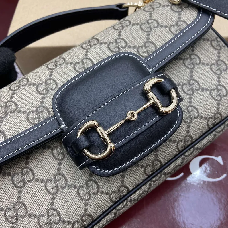 Gucci 815206 Gucci Horsebit 1955 Soft Small Top Handle Bag s černými koženými detaily