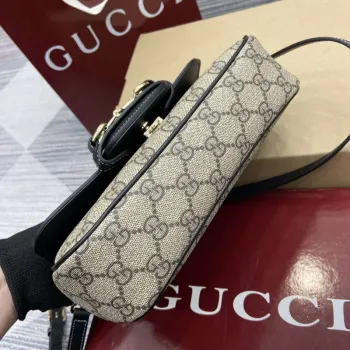 Gucci 815206 Gucci Horsebit 1955 Soft Small Top Handle Bag s černými koženými detaily