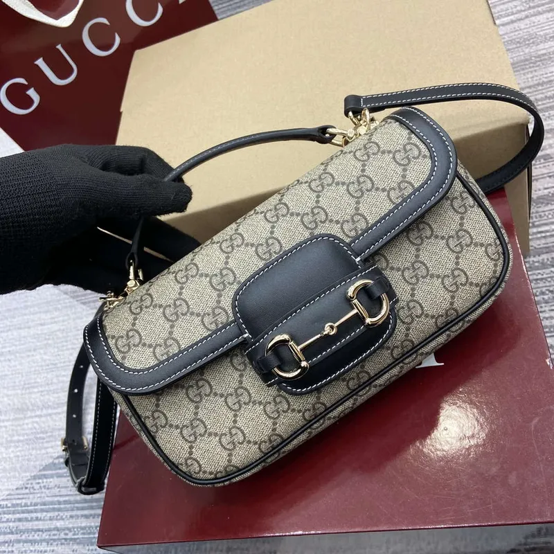 Gucci 815206 Gucci Horsebit 1955 Soft Small Top Handle Bag s černými koženými detaily