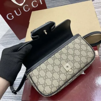 Gucci 815206 Gucci Horsebit 1955 Soft Small Top Handle Bag s černými koženými detaily
