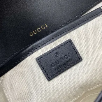Gucci 815206 Gucci Horsebit 1955 Soft Small Top Handle Bag s černými koženými detaily