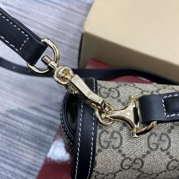 Gucci 815206 Gucci Horsebit 1955 Soft Small Top Handle Bag s černými koženými detaily