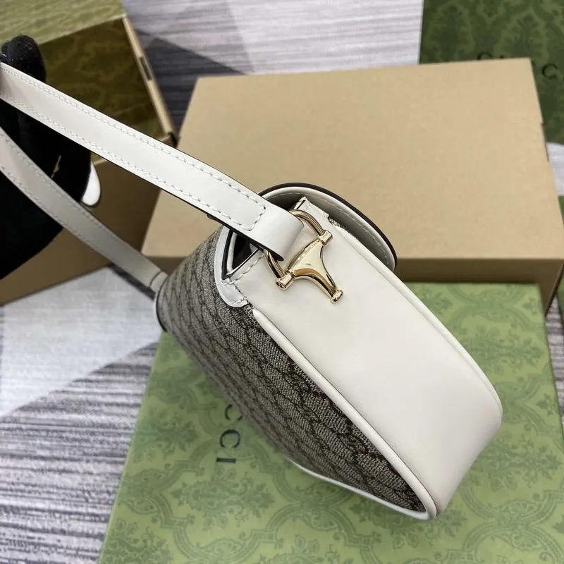 Gucci 815205 Gucci Horsebit 1955 Soft Small Shoulder Bag s bílými koženými detaily