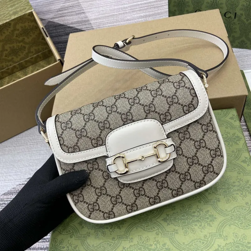 Gucci 815205 Gucci Horsebit 1955 Soft Small Shoulder Bag s bílými koženými detaily