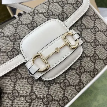 Gucci 815205 Gucci Horsebit 1955 Soft Small Shoulder Bag s bílými koženými detaily