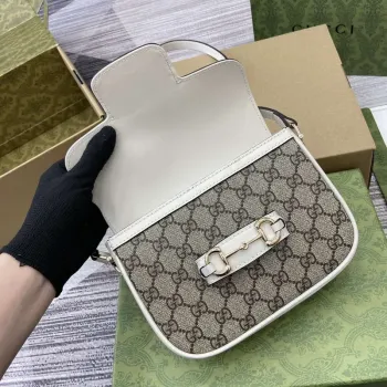 Gucci 815205 Gucci Horsebit 1955 Soft Small Shoulder Bag s bílými koženými detaily