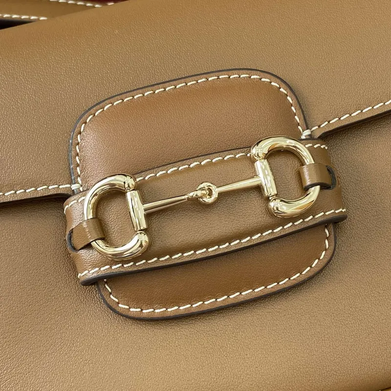 Gucci 815205 Gucci Horsebit 1955 Měkká malá kabelka přes rameno hnědá