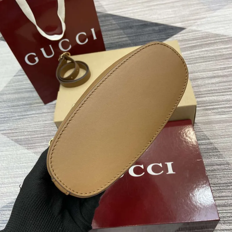 Gucci 833665 Gucci 73 Malá kabela na řetízku Hnědá semišová
