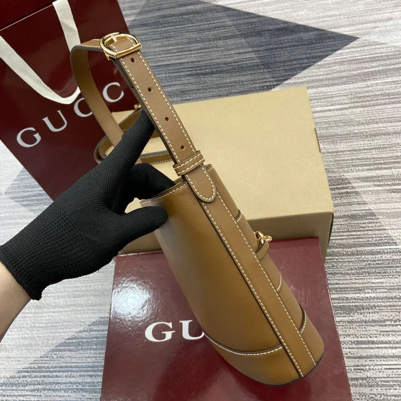 Gucci 833665 Gucci 73 Malá kabela na řetízku Hnědá kůže