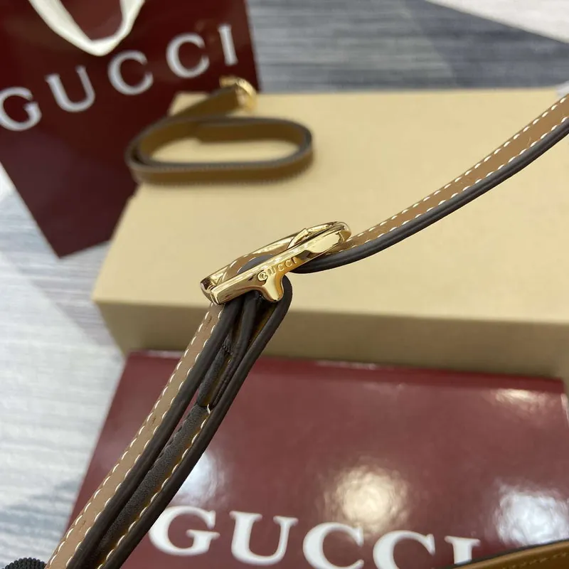 Gucci 833665 Gucci 73 Malá kabela na řetízku Hnědá kůže
