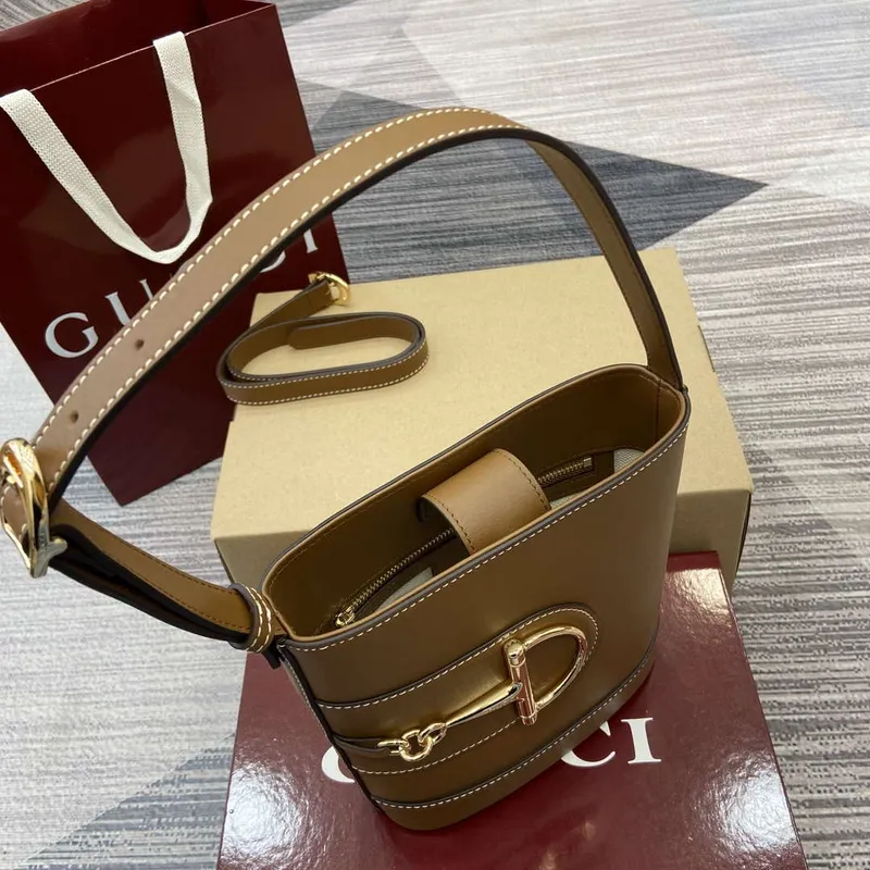 Gucci 833665 Gucci 73 Malá kabela na řetízku Hnědá kůže