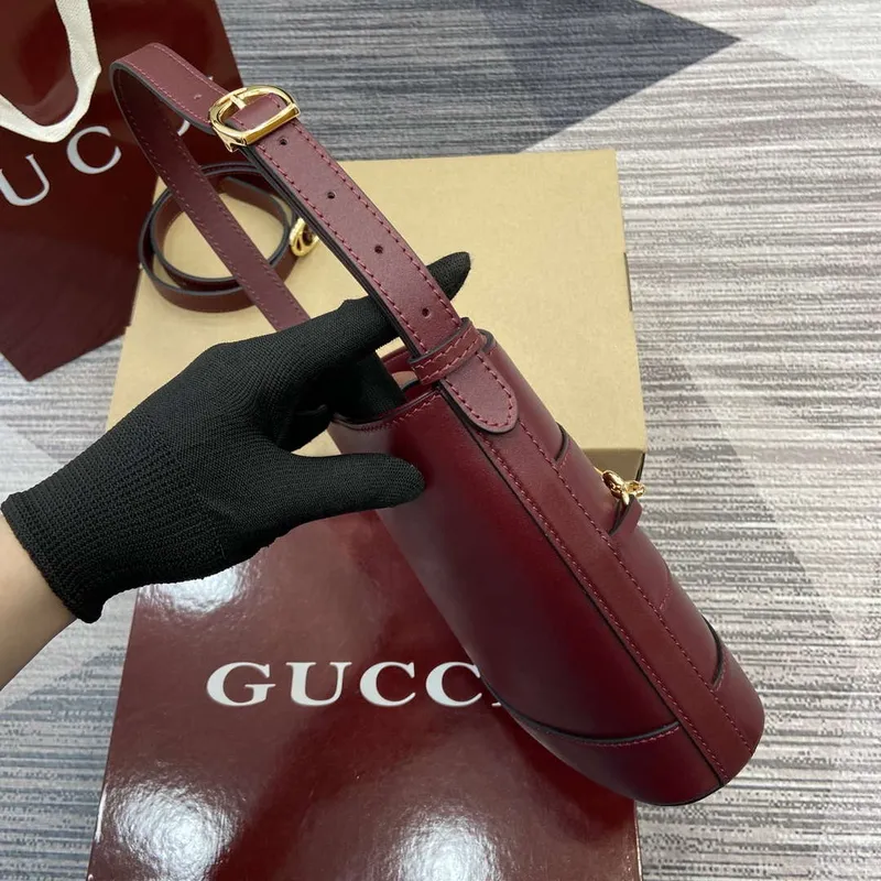 Gucci 833665 Gucci 73 Malá kabela na řetízku červená kůže