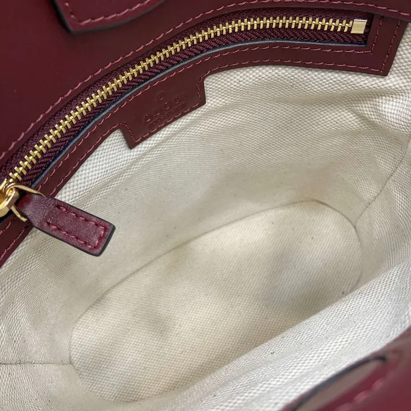 Gucci 833665 Gucci 73 Malá kabela na řetízku červená kůže