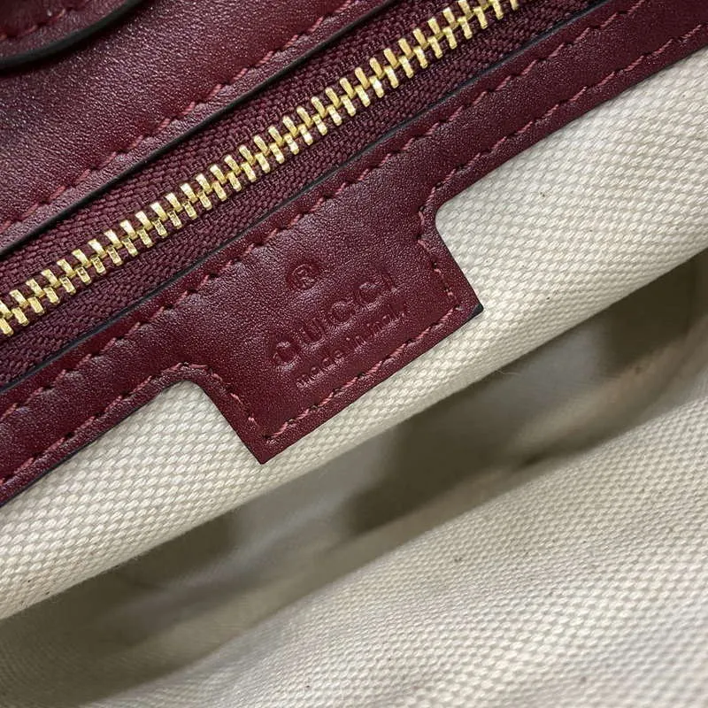 Gucci 833665 Gucci 73 Malá kabela na řetízku červená kůže