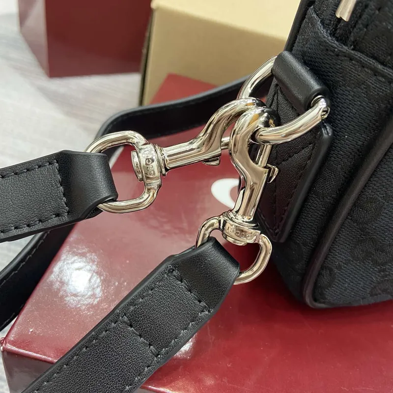 Gucci 834802 GG plátno malá crossbody taška černá