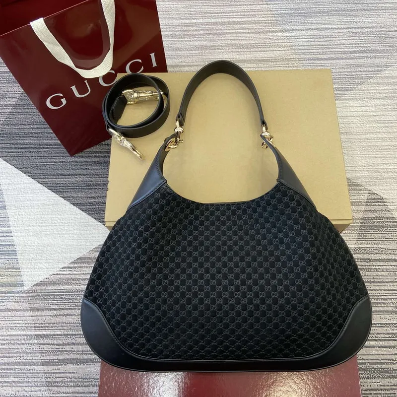 Gucci 834981 Gucci B střední ramenní taška černý samet s embosovaným vzorem