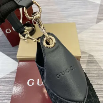 Gucci 834981 Gucci B střední ramenní taška černý samet s embosovaným vzorem