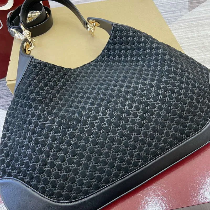 Gucci 834981 Gucci B střední ramenní taška černý samet s embosovaným vzorem