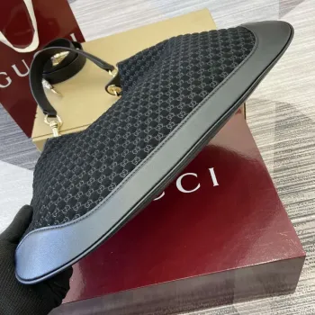 Gucci 834981 Gucci B střední ramenní taška černý samet s embosovaným vzorem