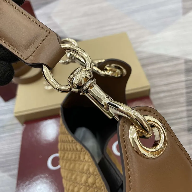 Gucci 834981 Gucci B střední kabelka přes rameno Hnědý samet s embosovaným vzorem