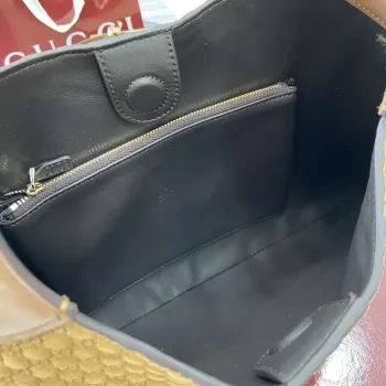 Gucci 834981 Gucci B střední kabelka přes rameno Hnědý samet s embosovaným vzorem