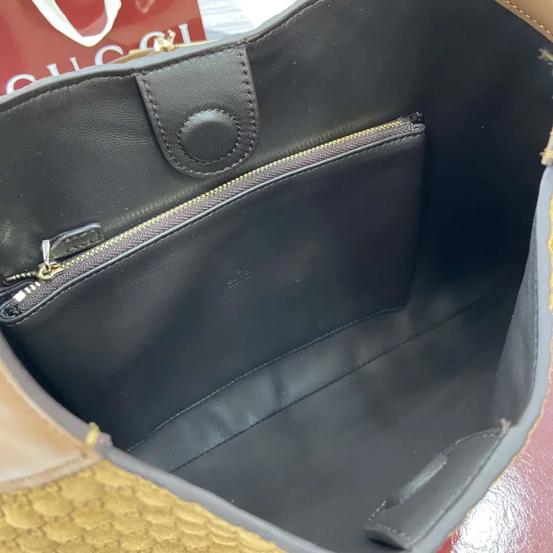 Gucci 834981 Gucci B střední kabelka přes rameno Hnědý samet s embosovaným vzorem