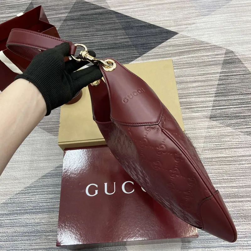 Gucci 834981 Gucci B střední ramenní taška červená kůže