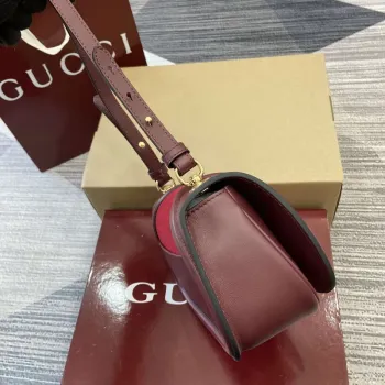 Gucci 815700 Gucci Blondie mini ramenní taška z nubukové kůže vínově červená