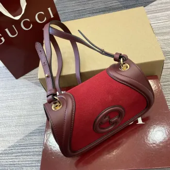 Gucci 815700 Gucci Blondie mini ramenní taška z nubukové kůže vínově červená