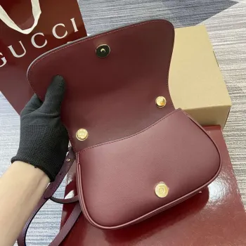 Gucci 815700 Gucci Blondie mini ramenní taška z nubukové kůže vínově červená