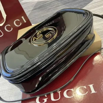 Gucci 815719 Gucci Blondie Medium taška s horním držadlem z lakované kůže černá
