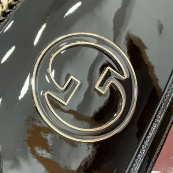 Gucci 815715 Gucci Blondie malá kabelka přes rameno z lakované kůže černá