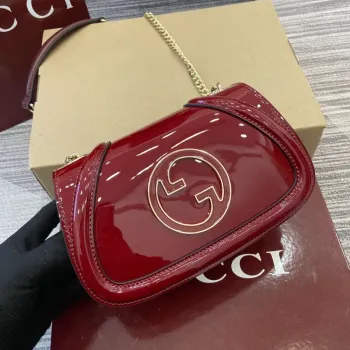 Gucci 815711 Gucci Blondie mini ramenní taška z lakované kůže červená