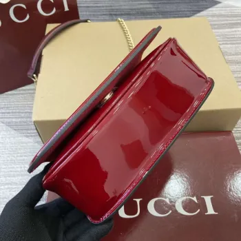 Gucci 815711 Gucci Blondie mini ramenní taška z lakované kůže červená
