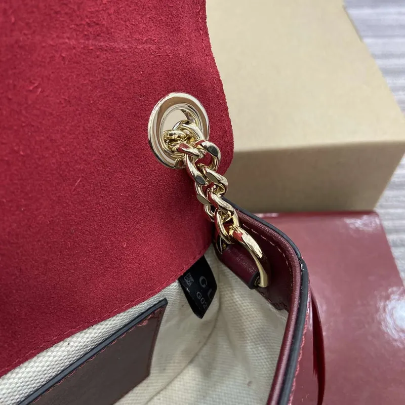 Gucci 815711 Gucci Blondie mini ramenní taška z lakované kůže červená