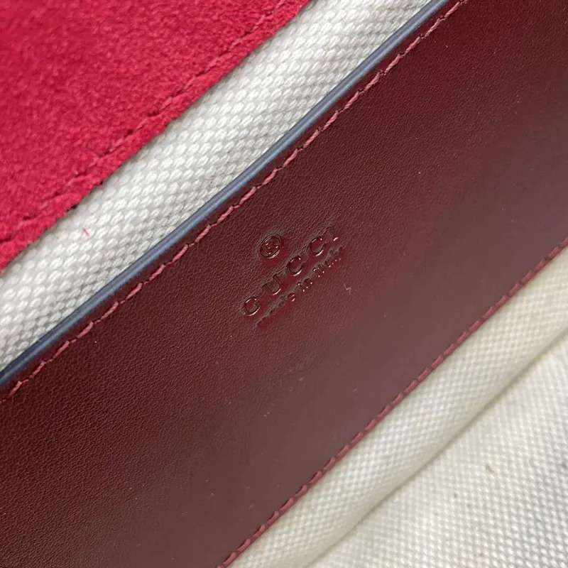 Gucci 815711 Gucci Blondie mini ramenní taška z lakované kůže červená