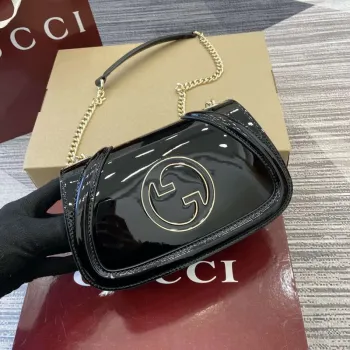 Gucci 815711 Gucci Blondie mini ramenní taška z lakované kůže černá