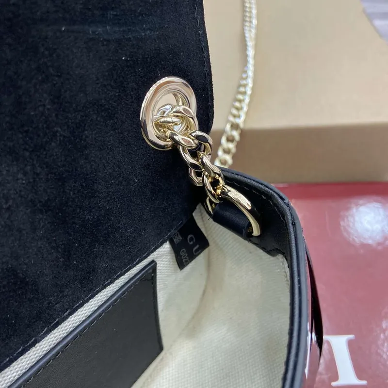Gucci 815711 Gucci Blondie mini ramenní taška z lakované kůže černá