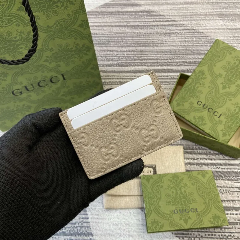 Gucci 815883 GG Emblem pouzdro na karty Taupe kůže