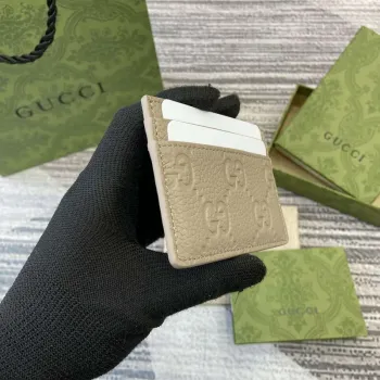 Gucci 815883 GG Emblem pouzdro na karty Taupe kůže