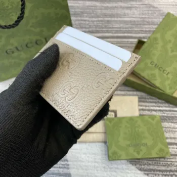 Gucci 815883 GG Emblem pouzdro na karty Taupe kůže