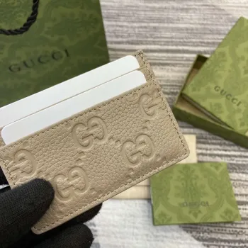 Gucci 815883 GG Emblem pouzdro na karty Taupe kůže