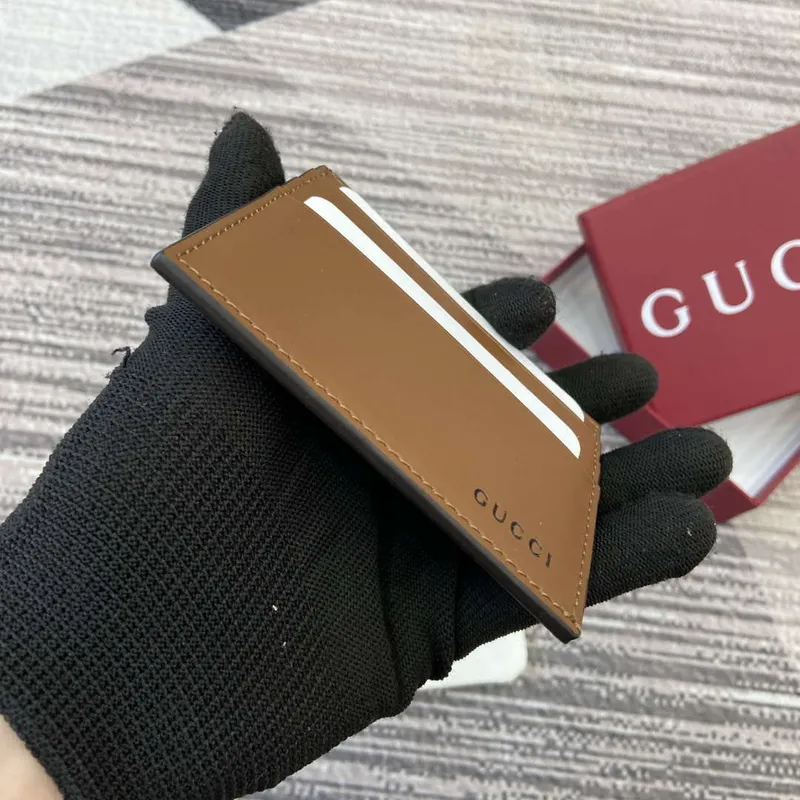 Gucci 818952 GG Emblem pouzdro na karty hnědá kůže