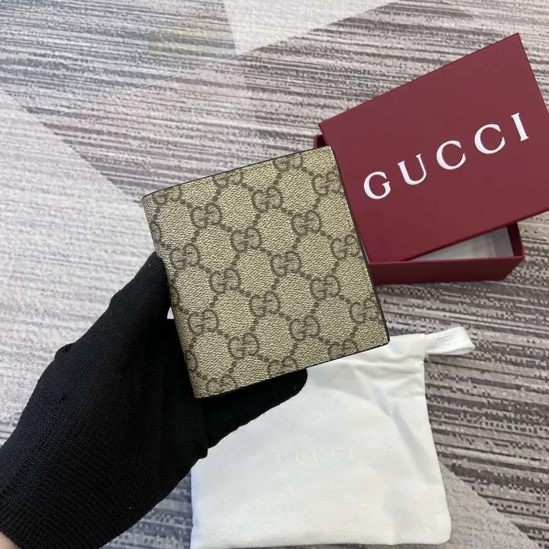 Gucci 821206 GG Emblem bifold peněženka béžová a tmavě hnědá