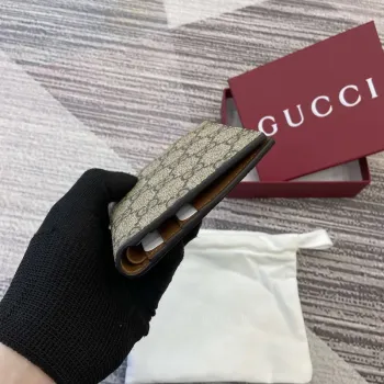 Gucci 821206 GG Emblem bifold peněženka béžová a tmavě hnědá