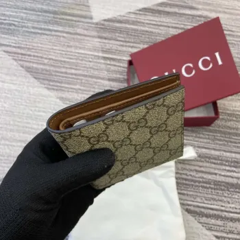 Gucci 821206 GG Emblem bifold peněženka béžová a tmavě hnědá