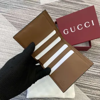 Gucci 821206 GG Emblem bifold peněženka béžová a tmavě hnědá