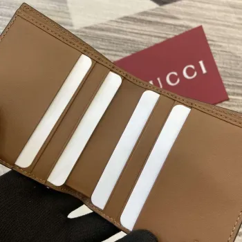 Gucci 821206 GG Emblem bifold peněženka béžová a tmavě hnědá