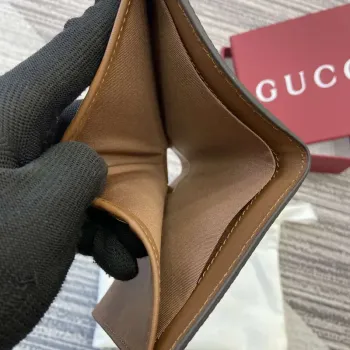 Gucci 821206 GG Emblem bifold peněženka béžová a tmavě hnědá